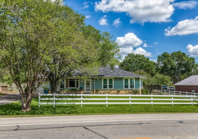 Photo 2 of Single family home for sale at 1524 Highway 159 W, Bellville, TX 77418 | MLS# 28510186 | Listing updated on 2026-09-16