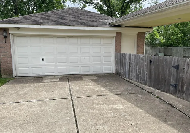 3rd image of 14011 Sandy Springs Ln, Sugar Land, TX 77498 | MLS# 37566395