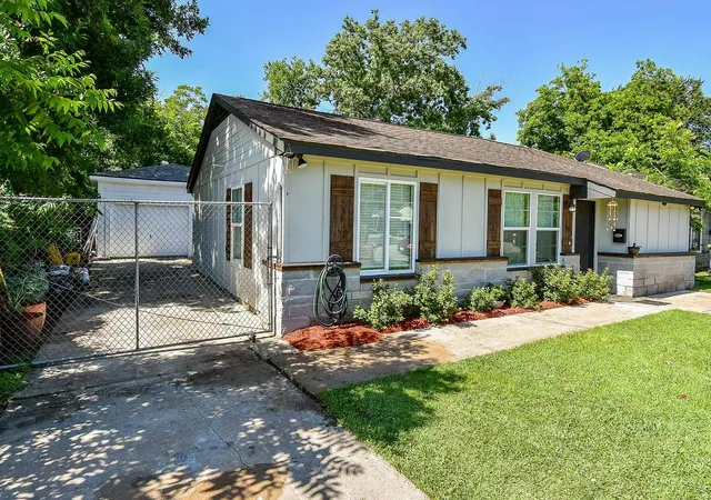 Photo 2 of Single family home for sale at 1303 W Ellaine Ave, Pasadena, TX 77506 | MLS# 46686807 | Listing updated on 2026-05-30