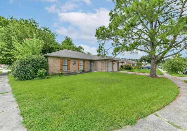 Photo 2 of Single family home for sale at 2422 Pilgrims Bnd Dr, Friendswood, TX 77546 | MLS# 12837096 | Listing updated on 2026-09-09
