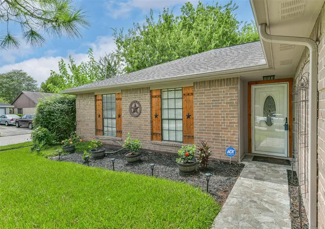 Photo 3 of Single family home for sale at 2422 Pilgrims Bnd Dr, Friendswood, TX 77546 | MLS# 12837096 | Listing updated on 2026-09-09