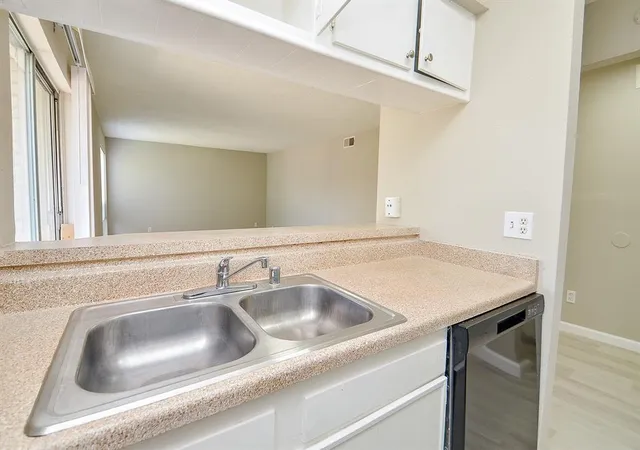 5th image of 1950 Spenwick Dr, Houston, TX 77055
