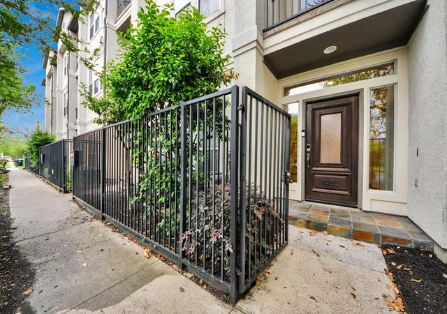 Photo 3 of Townhouse for sale at 1402 Wentworth St, Houston, TX 77004 | MLS# 52505912 | Listing updated on 2026-09-16
