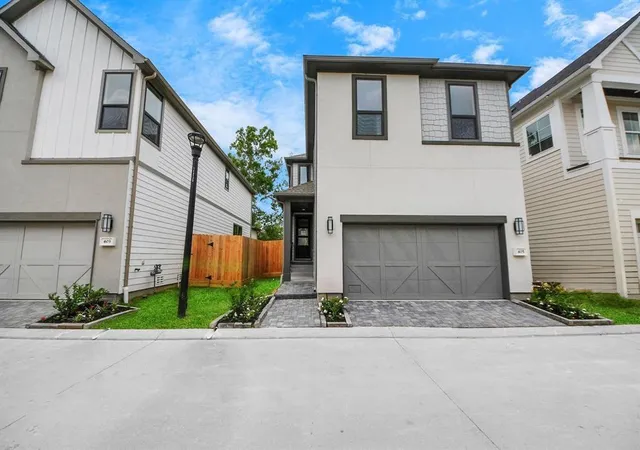 Photo 3 of Sale Pending at 405 Forest Reserve Pl, Houston, TX 77079 | MLS# 68418019 | Listing updated on 2026-09-11