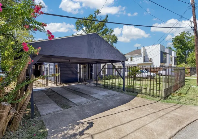Photo 1 of Single family home for sale at 96 Burress St, Houston, TX 77022 | MLS# 4541943 | Listing updated on 2026-09-12