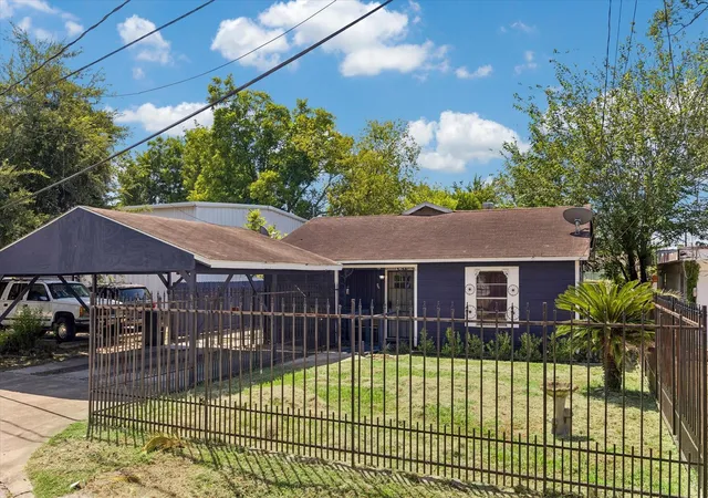 Photo 3 of Single family home for sale at 96 Burress St, Houston, TX 77022 | MLS# 4541943 | Listing updated on 2026-09-12