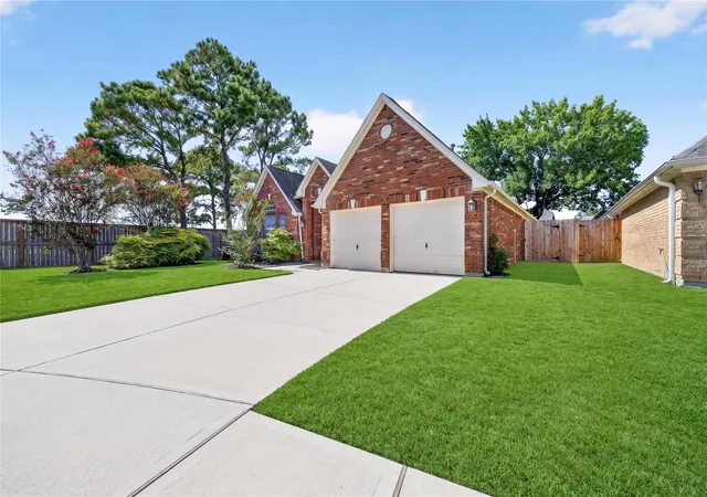 Photo 4 of Single family home for sale at 17414 Erin Way Ct, Houston, TX 77095 | MLS# 17995277 | Listing updated on 2026-09-17
