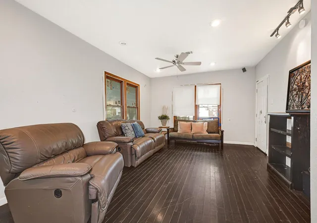 Photo 3 of Single family home for sale at 714 Waverly St, Houston, TX 77007 | MLS# 4279718 | Listing updated on 2026-08-04