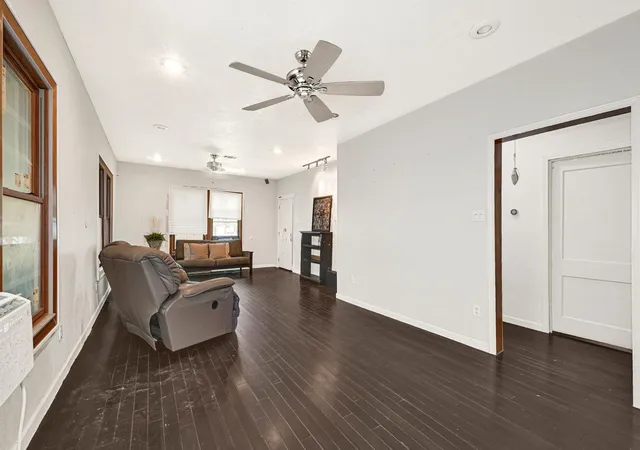 Photo 4 of Single family home for sale at 714 Waverly St, Houston, TX 77007 | MLS# 4279718 | Listing updated on 2026-08-04