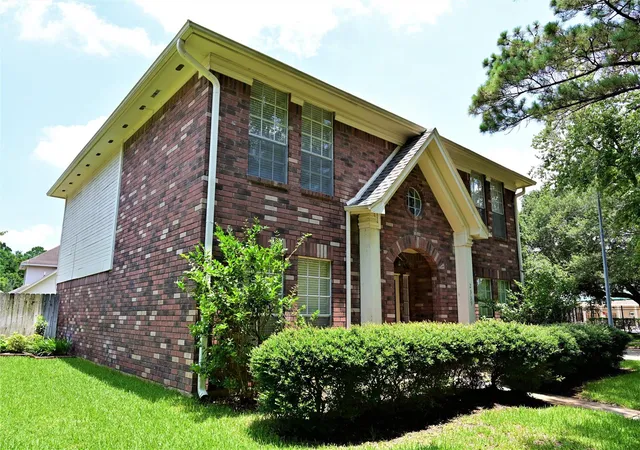 Photo 3 of Single family home for sale at 2339 Bent River Dr, Sugar Land, TX 77479 | MLS# 57789337 | Listing updated on 2026-09-21