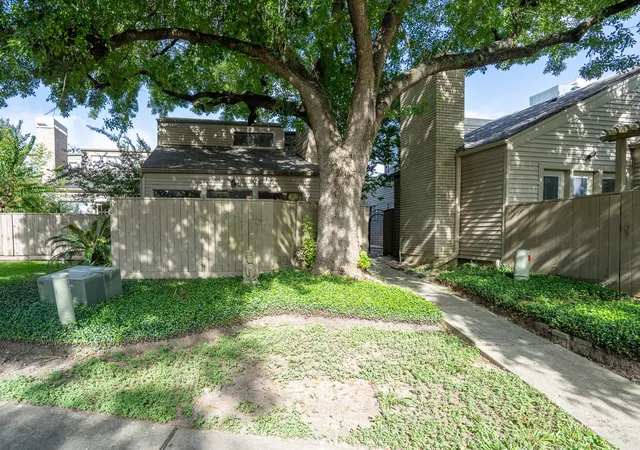 Photo 2 of Townhouse for sale at 1346 Chardonnay Dr #80, Houston, TX 77077 | MLS# 60260994 | Listing updated on 2026-09-10