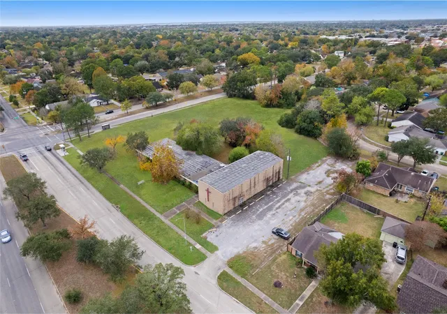 2nd image of 11122 Hillcroft St, Houston, TX 77096 | MLS# 21737077