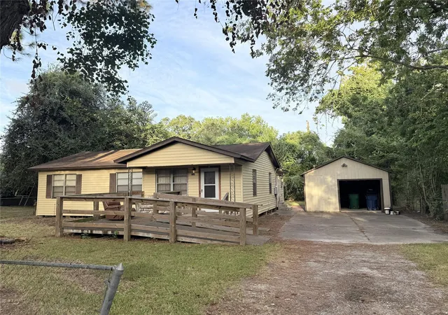 Photo 2 of Single family home for sale at 724 S Morgan St, Angleton, TX 77515 | MLS# 10730435 | Listing updated on 2026-09-12