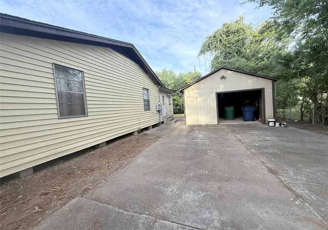 Photo 3 of Single family home for sale at 724 S Morgan St, Angleton, TX 77515 | MLS# 10730435 | Listing updated on 2026-09-12