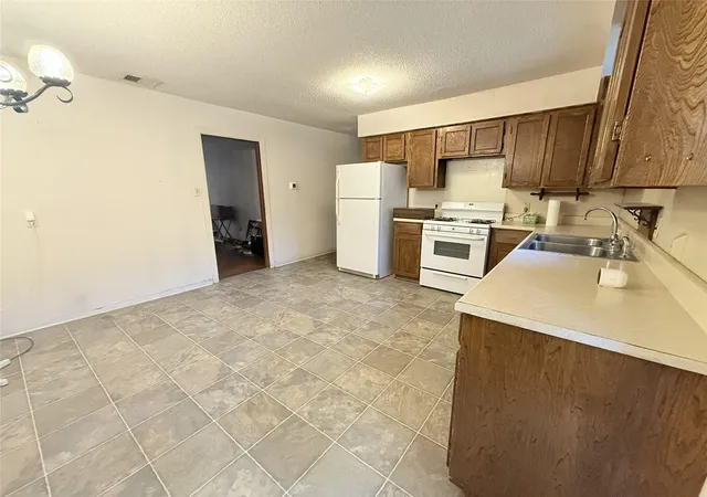 Photo 4 of Single family home for sale at 724 S Morgan St, Angleton, TX 77515 | MLS# 10730435 | Listing updated on 2026-09-12