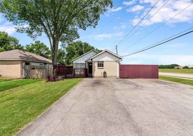Homes for sale in Pearland, TX | 2102 Pearland Ave, Pearland, TX 77581 | MLS# 84622696