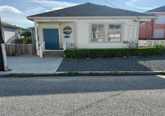 Photo 3 of Single family home for sale at 1914 24th St, Galveston, TX 77550 | MLS# 21535625 | Listing updated on 2026-08-19