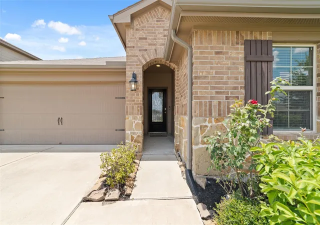 Photo 3 of Sale Pending at 7530 Flintrock Holw Trl, Richmond, TX 77407 | MLS# 26940705 | Listing updated on 2026-09-19