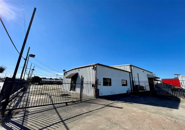 Photo 4 of Land for sale at 4711 Yale St, Houston, TX 77018 | MLS# 17862974 | Listing updated on 2026-04-14