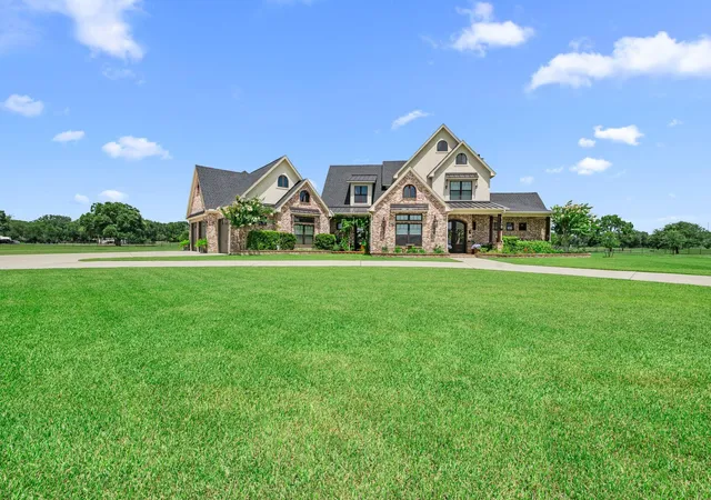 2nd image of 304 Champions Ct, El Campo, TX 77437 | MLS# 87193236