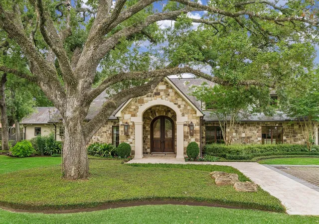 Photo 2 of Single family home for sale at 1 Gage Ct, Houston, TX 77024 | MLS# 3787132 | Listing updated on 2026-08-29