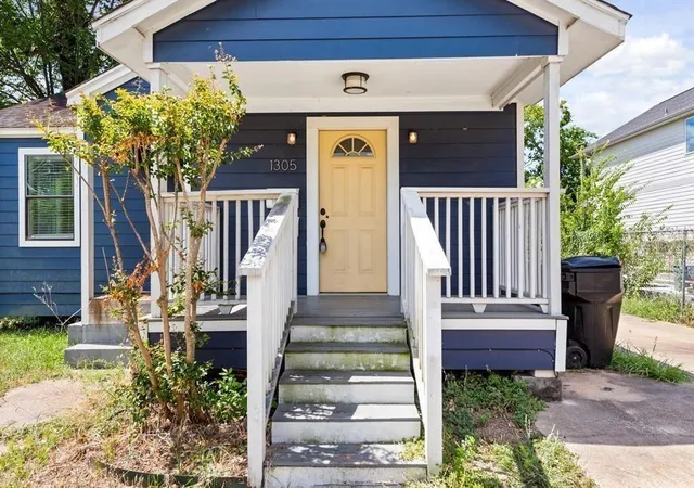 Photo 1 of Sale Pending at 1305 Idylwild St, Houston, TX 77009 | MLS# 21555421 | Listing updated on 2026-09-09