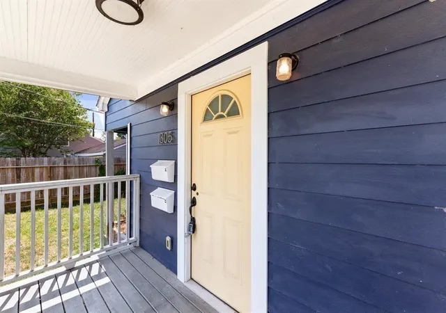 Photo 2 of Sale Pending at 1305 Idylwild St, Houston, TX 77009 | MLS# 21555421 | Listing updated on 2026-09-09