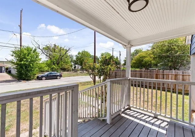 Photo 3 of Sale Pending at 1305 Idylwild St, Houston, TX 77009 | MLS# 21555421 | Listing updated on 2026-09-09
