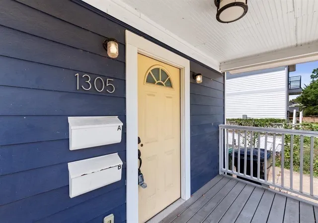 Photo 3 of Sale Pending at 1305 Idylwild St, Houston, TX 77009 | MLS# 21555421 | Listing updated on 2026-09-09