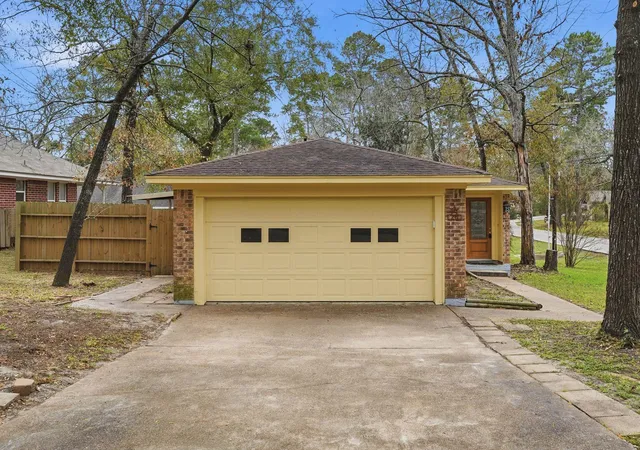Homes for sale in Conroe, TX | 20 Moon Valley Ct, Conroe, TX 77304 | MLS# 23936723