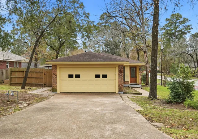 Homes for sale in Conroe, TX | 20 Moon Valley Ct, Conroe, TX 77304 | MLS# 23936723