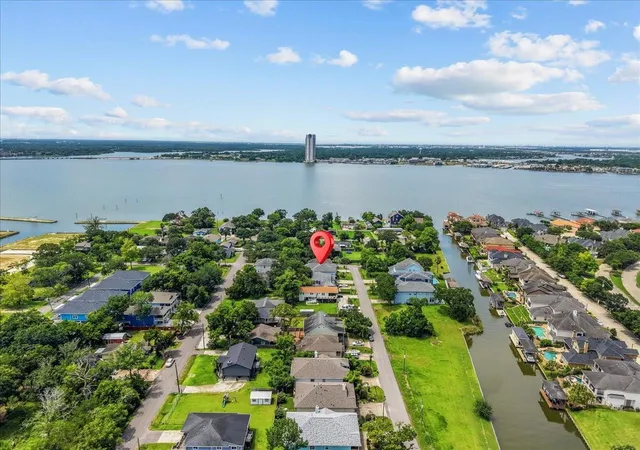 3rd image of 208 Valmar St, Kemah, TX 77565 | MLS# 68811958