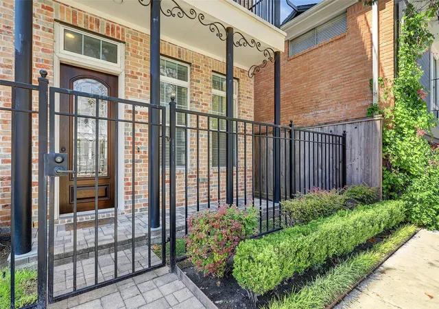 Photo 3 of Sale Pending at 1041 Ashland St, Houston, TX 77008 | MLS# 12971127 | Listing updated on 2026-09-16