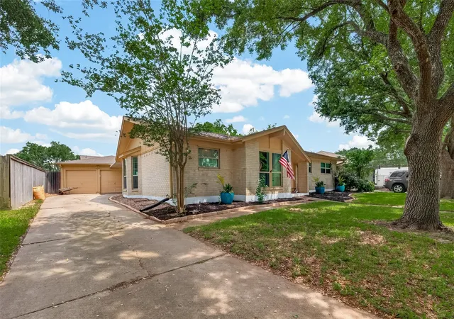 Homes for sale in Pearland, TX | 1925 Winding Creek Dr, Pearland, TX 77581 | MLS# 23480975