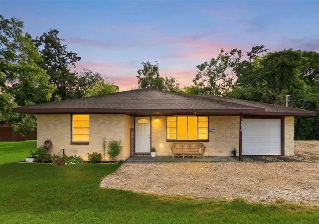 1st image of 3910 Dickinson Ave, Dickinson, TX 77539 | MLS# 82900846