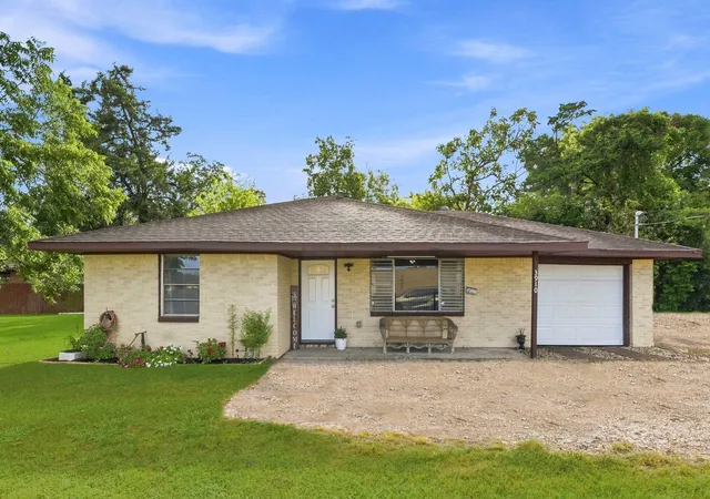 2nd image of 3910 Dickinson Ave, Dickinson, TX 77539 | MLS# 82900846