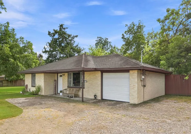 3rd image of 3910 Dickinson Ave, Dickinson, TX 77539 | MLS# 82900846