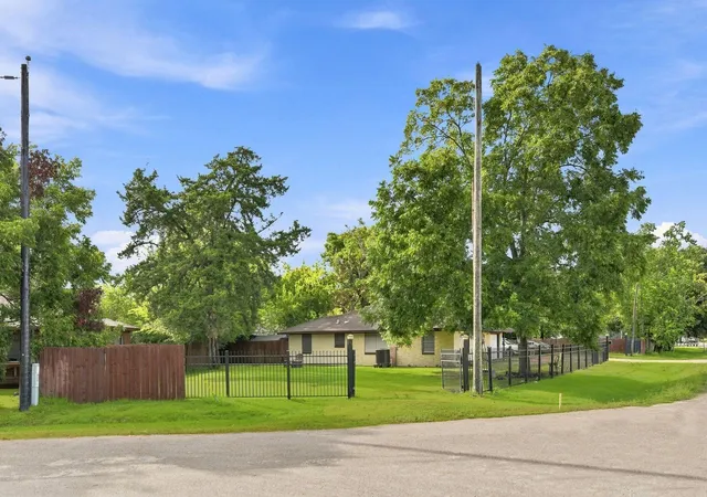 43rd image of 3910 Dickinson Ave, Dickinson, TX 77539 | MLS# 82900846
