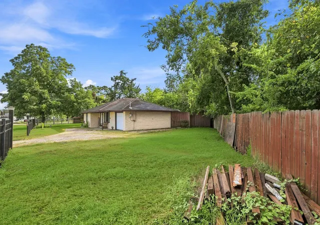 4th image of 3910 Dickinson Ave, Dickinson, TX 77539 | MLS# 82900846