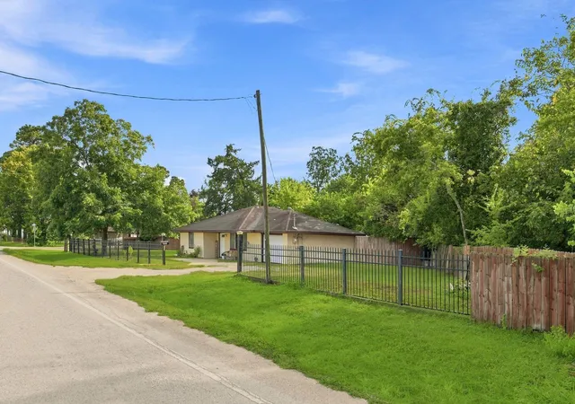 5th image of 3910 Dickinson Ave, Dickinson, TX 77539 | MLS# 82900846