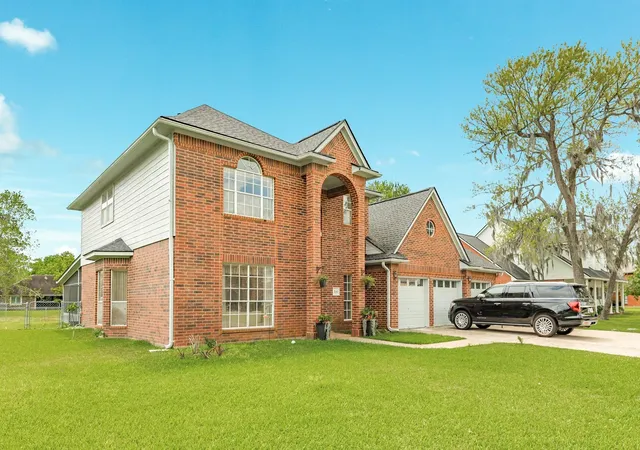 3rd image of 54 Peppermint Ct, Lake Jackson, TX 77566 | MLS# 31883023