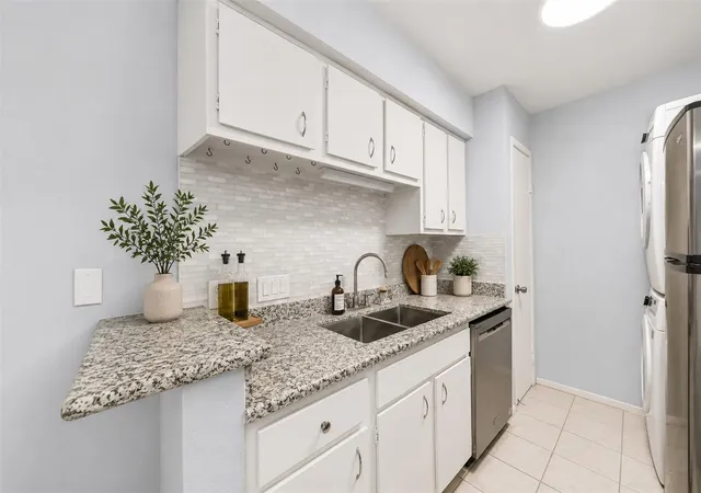 Photo 3 of Sale Pending at 2100 Wilcrest Dr #140, Houston, TX 77042 | MLS# 17856846 | Listing updated on 2026-08-27