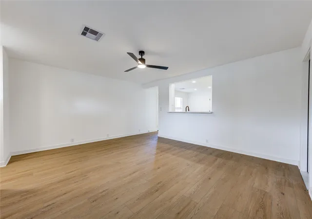 Photo 3 of Sale Pending at 902 Eagles Glide Dr, Houston, TX 77090 | MLS# 62971805 | Listing updated on 2026-09-17
