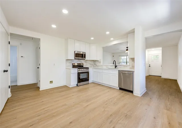 Photo 3 of Sale Pending at 902 Eagles Glide Dr, Houston, TX 77090 | MLS# 62971805 | Listing updated on 2026-09-17