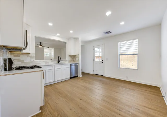 Photo 4 of Sale Pending at 902 Eagles Glide Dr, Houston, TX 77090 | MLS# 62971805 | Listing updated on 2026-09-17