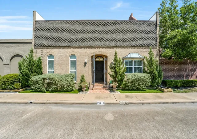Townhouse for sale at 2011 Canongate Dr, Houston, TX 77056 | MLS# 4355084