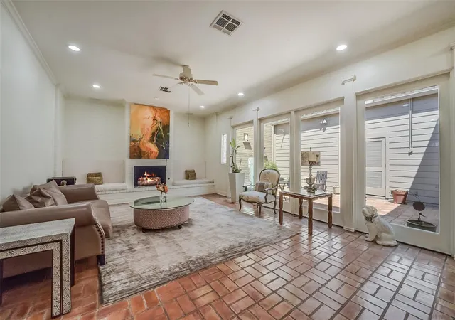 Photo 4 of Townhouse for sale at 2011 Canongate Dr, Houston, TX 77056 | MLS# 4355084 | Listing updated on 2026-09-09
