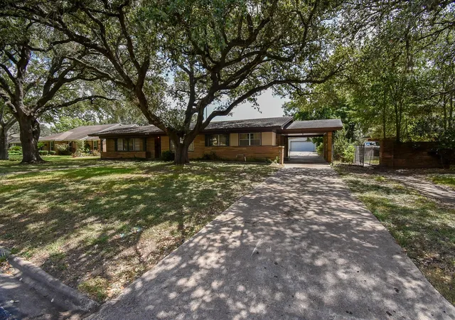 Photo 2 of Single family home for sale at 2116 Rosemary St, El Campo, TX 77437 | MLS# 23377879 | Listing updated on 2026-09-10