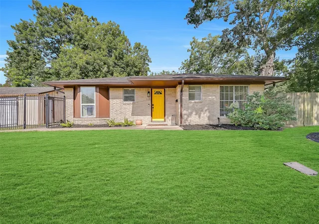 1st image of 115 S 8th St, Alvin, TX 77511 | MLS# 58160805