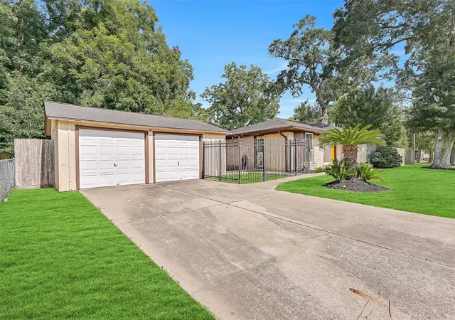 26th image of 115 S 8th St, Alvin, TX 77511 | MLS# 58160805